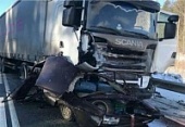 На трассе Нытва-Очер грузовик смял легковушку
